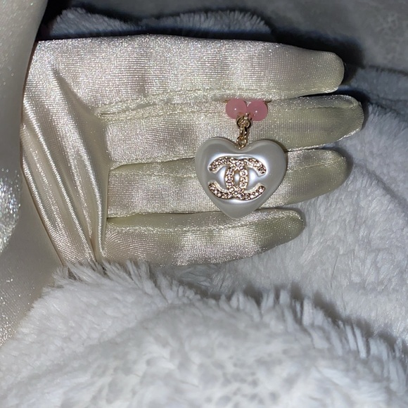 Chanel White Pearl Heart Bracelet 21B pre-owned - Picture 4 of 9